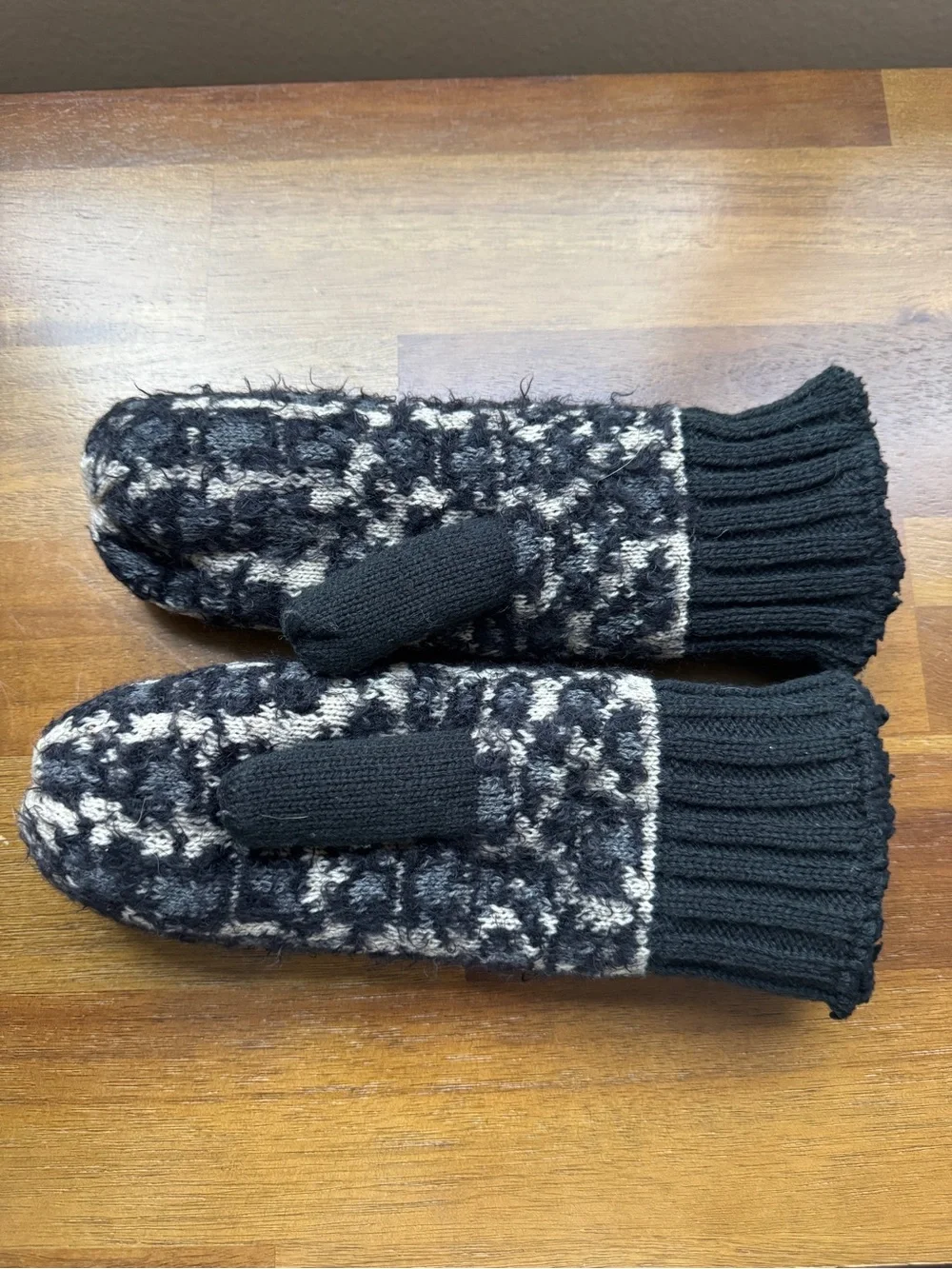 Isotoner Women's Leopard Print Winter Mittens One Size - Picture 2 of 4